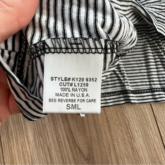 Emma & Sam NWT B&W Stripe Crop Tank Top - Picture 5 of 5